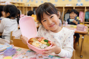 お弁当を開いている様子