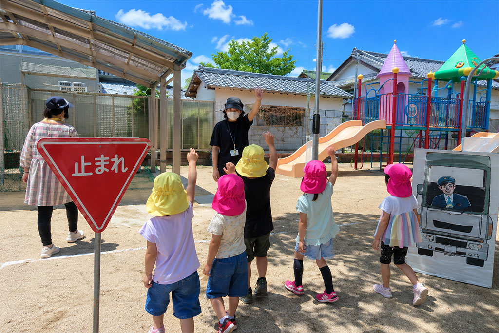 交通安全教室で学ぶ子どもたちの様子